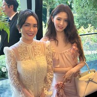 Shandy juga sempat berfoto dengan aktris ternama asal Korea Selatan, Han So Hee. Keduanya berpose berdiri sebelahan sambil tersenyum ke arah kamera. Foto: Instagram/@shandyaulia