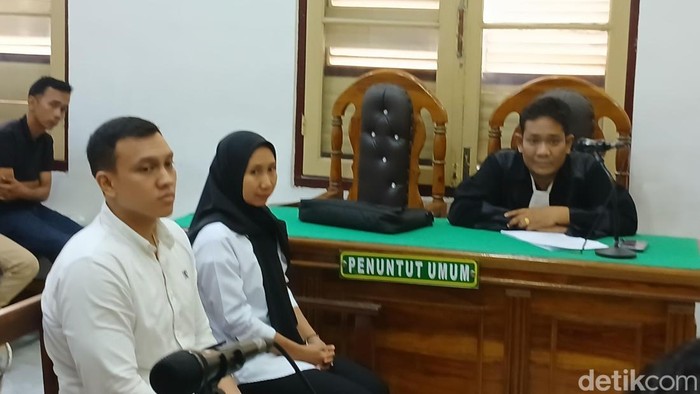 Terdakwa Nur Erdian (kiri) dan Heny Afrianti (kanan) saat menjalani sidang dakwaan di ruang Cakra 1 PN Medan, Rabu (8/7/2026).