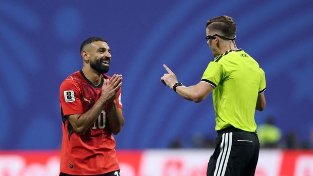 SOCCER-WORLDCUP-ARG-EGY/ Soccer Football - FIFA World Cup 2026 - Round of 16 - Argentina v Egypt - Atlanta Stadium, Atlanta, Georgia, U.S. - July 7, 2026 Egypt's Mohamed Salah reacts at referee Francois Letexier REUTERS/Paul Childs