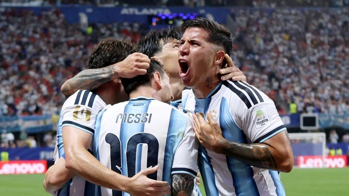 Soccer Football - FIFA World Cup 2026 - Round of 16 - Argentina v Egypt - Atlanta Stadium, Atlanta, Georgia, U.S. - July 7, 2026 Argentinas Lionel Messi celebrates scoring their second goal with Enzo Fernandez and teammates IMAGN IMAGES via Reuters/Brett Davis     TPX IMAGES OF THE DAY