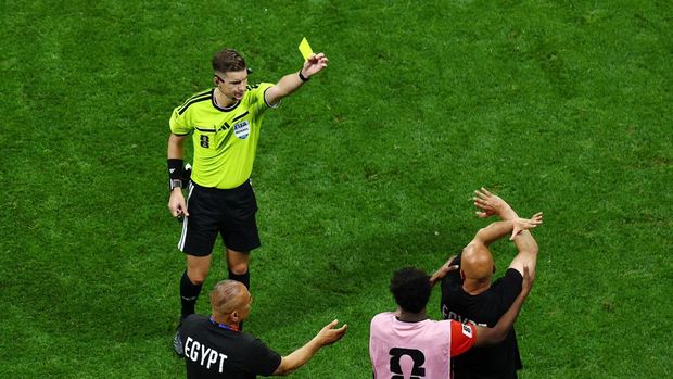 SOCCER-WORLDCUP-ARG-EGY/ Soccer Football - FIFA World Cup 2026 - Round of 16 - Argentina v Egypt - Atlanta Stadium, Atlanta, Georgia, U.S. - July 7, 2026 Egypt coach Hossam Hassan is shown a yellow card by referee Francois Letexier as he makes anti-racism gesture REUTERS/Marco Bello TPX IMAGES OF THE DAY