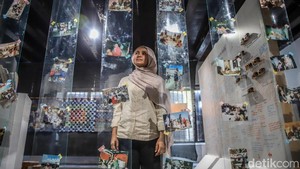 Seorang pengunjung menikmati karya yang dipamerkan dalam pameran bertajuk Suara Dari Muara di Museum Bahari, Jakarta Utara, Rabu (8/7/2026). Pameran ini menampilkan karya fotografi, instalasi, dan kerajinan tangan yang dibuat oleh perempuan Muara Angke.