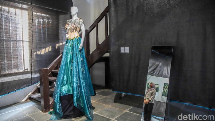 Seorang pengunjung menikmati karya yang dipamerkan dalam pameran bertajuk Suara Dari Muara di Museum Bahari, Jakarta Utara, Rabu (8/7/2026). Pameran ini menampilkan karya fotografi, instalasi, dan kerajinan tangan yang dibuat oleh perempuan Muara Angke.