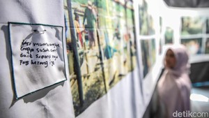 Selain fotografi, pameran juga menghadirkan kerajinan berbahan cangkang kerang hijau. Limbah tersebut diolah menjadi karya seni yang memiliki nilai ekonomi.