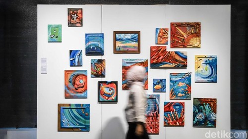 Seorang pengunjung menikmati karya yang dipamerkan dalam pameran bertajuk Suara Dari Muara di Museum Bahari, Jakarta Utara, Rabu (8/7/2026). Pameran ini menampilkan karya fotografi, instalasi, dan kerajinan tangan yang dibuat oleh perempuan Muara Angke.