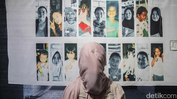 Seorang pengunjung menikmati karya yang dipamerkan dalam pameran bertajuk Suara Dari Muara di Museum Bahari, Jakarta Utara, Rabu (8/7/2026). Pameran ini menampilkan karya fotografi, instalasi, dan kerajinan tangan yang dibuat oleh perempuan Muara Angke.