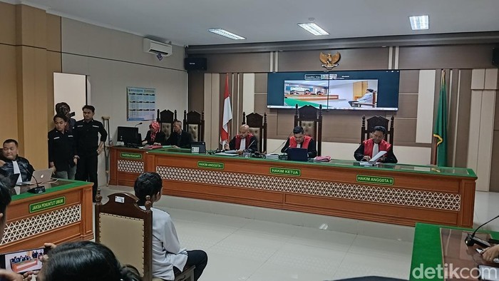 Suasana putusan vonis kepada terdakwa pembunuhan satu keluarga di Indramayu, Rabu (8/7/2026).