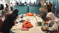 Perpustakaan ini beroperasi setiap hari mulai pukul 09.00 hingga 22.00 WIB, memberikan waktu yang lebih fleksibel bagi masyarakat untuk berkunjung. Dibukanya kembali Perpustakaan Nyi Ageng Serang menjadi bagian dari upaya Pemerintah Provinsi DKI Jakarta dalam memperkuat budaya membaca dan meningkatkan kualitas literasi masyarakat. ANTARA FOTO/Fakhri Hermansyah