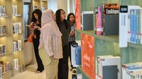 Dengan wajah yang lebih modern, perpustakaan kini dilengkapi berbagai fasilitas penunjang, seperti ruang baca yang nyaman, bilik multimedia, serta kios katalog digital untuk memudahkan pengunjung mencari koleksi buku. Pembaruan tersebut dilakukan guna meningkatkan pengalaman membaca sekaligus mendorong budaya literasi. ANTARA FOTO/Fakhri Hermansyah