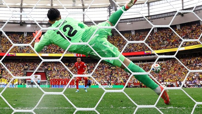 Soccer Football - FIFA World Cup 2026 - Round of 16 - Switzerland v Colombia - BC Place, Vancouver, Canada - July 7, 2026 Switzerlands Ruben Vargas scores a penalty past Colombias Camilo Vargas to win the penalty shootout REUTERS/Agustin Marcarian     TPX IMAGES OF THE DAY