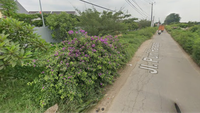Pada 2021, taman ini mulai menghilang dimakan rumput yang semakin tinggi. Semak-semak juga menutupi pemandangan taman. Foto: Google Street View