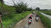 Pada 2023, taman itu sudah hilang ditelan rumput dan semak-semak. Bangku taman pun tidak terlihat. Foto: Google Street View