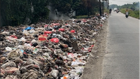 Terbaru tahun ini, kondisi pinggir jalan itu sudah sangat memprihatinkan. Sepanjang lahan bekas taman itu sudah penuh sampah. Bahkan ada beberapa titik yang sampahnya sudah dibakar. Foto: Danang Sugianto