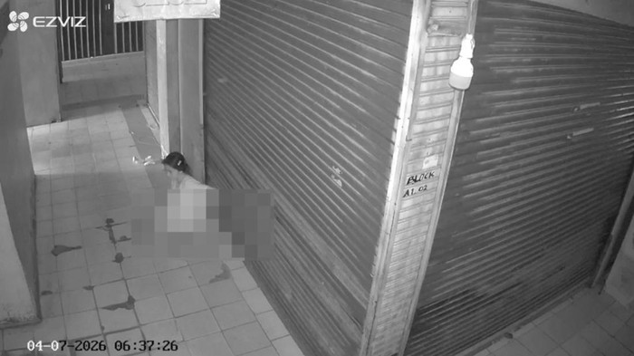 Tangkap layar CCTV wanita di Lampung buang air besar di depan toko