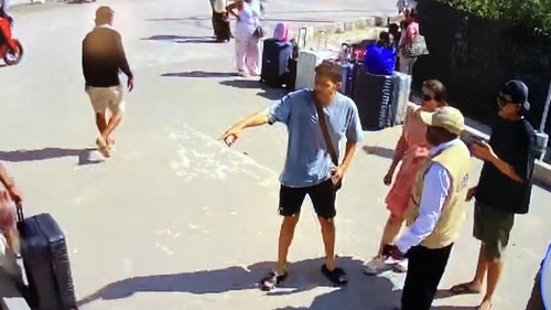 Tangkapan layar video CCTV saat petugas checker retribusi wisatawan  berjaga di Pelabuhan Banjar Nyuh, Nusa Penida, Klungkung, Bali, Rabu (8/7/2026). (Fatih Kudus Jaelani/detikBali).