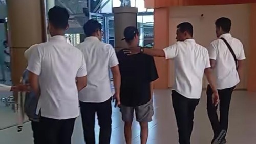 Tangkapan layar video situasi pencegatan keberangkatan santri korban pembakaran di Bandara Internasional Zainuddin Abdul Majid (BIZAM) Lombok Tengah. (Foto: Facebook @Pano Theis)