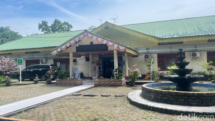 Teks foto: Kantor Disdik Langkat yang digeledah KPK. (Foto: Finta Rahyuni/detikSumut)
