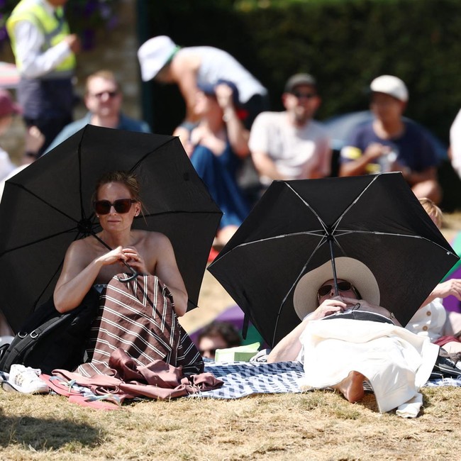 The Hill Dipenuhi Payung, Terik Matahari Tak Halangi Antusias Penonton Wimbledon