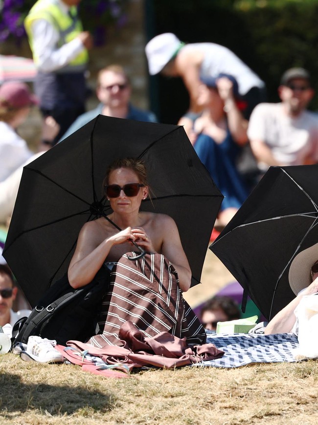 The Hill Dipenuhi Payung, Terik Matahari Tak Halangi Antusias Penonton Wimbledon
