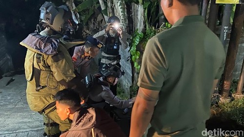 Tim Gegana membuka koper misterius yang di dalamnya kosong di Banjar Batan Poh, Desa Pandak Gede, Kecamatan Kediri, Tabanan, Selasa (7/7/2026).