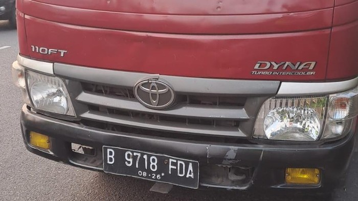 Truk mengalami gangguan mesin di Jalan Gatot Subroto, Jakarta Selatan (Jaksel). Truk masih dalam proses penderekan. (Dok TMC Polda Metro Jaya).