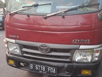 Truk Mogok di Depan Polda Metro Jaya, Masih Diderek Petugas