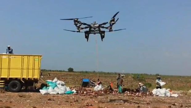 Petani naik drone di Tuban