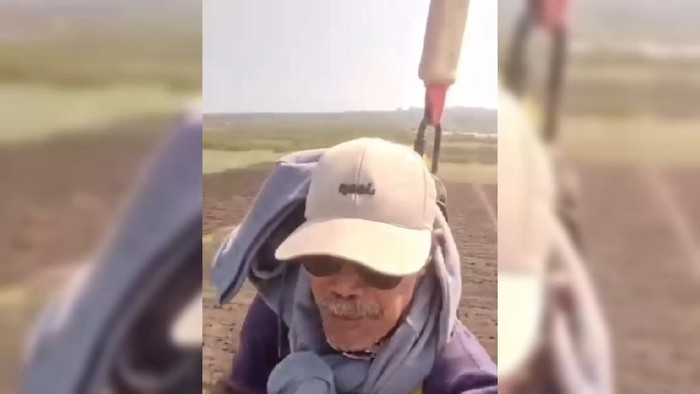 Petani naik drone di Tuban