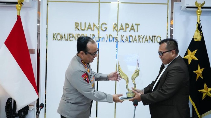 Wakapolri Komjen Dedi Prasetyo menerima penghargaan The Visionary Leader of National Security dari Unissula. (dok. ist)