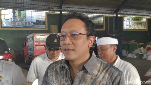 Wakil Menteri Lingkungan Hidup Diaz Hendropriyono saat meninjau TPS 3R Sapuh Jagad, Desa Gulingan, Kecamatan Mengwi, Badung, Bali, Rabu (8/7/2026). (Foto: Agus Eka/detikBali)