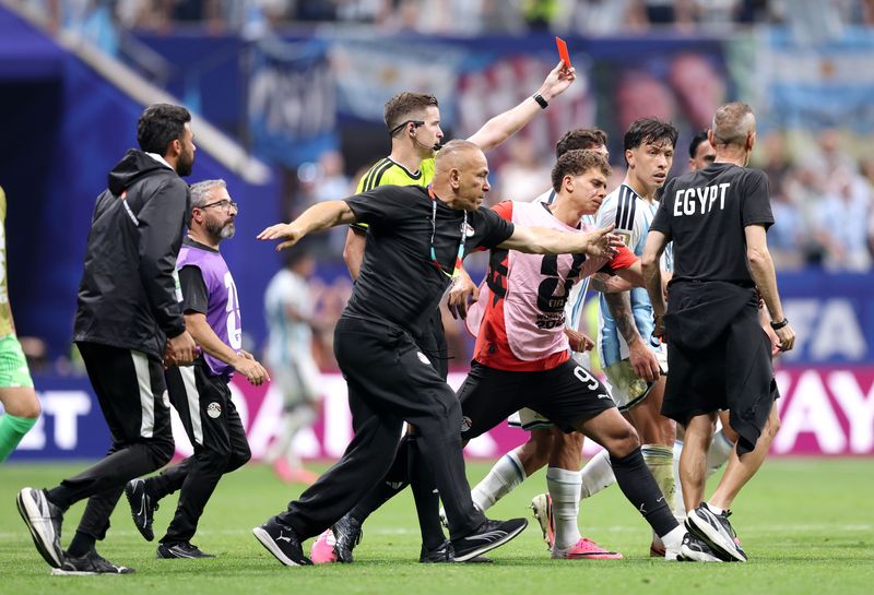 wasit francois letexier,argentina vs mesir,piala dunia 2026,juara bola dunia 2026,timnas argentina,timnas mesir,kartu merah ATLANTA, GEORGIA - JULY 07: Referee Francois Letexier shows a red card to team official Saafan Elsaghir of Egypt during the FIFA World Cup 2026 Round of 16 match between Argentina and Egypt at Atlanta Stadium on July 07, 2026 in Atlanta, Georgia. (Photo by Steph Chambers - FIFA/FIFA via Getty Images)