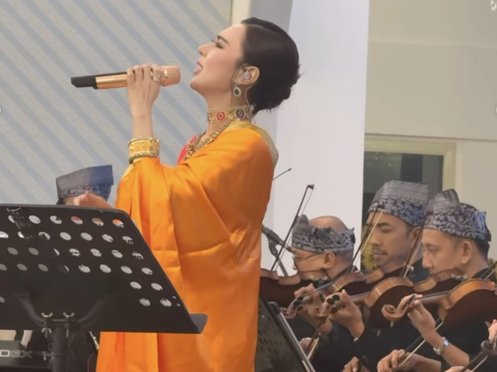 Wika Salim bernyanyi di Istana Kepresidenan RI dalam jamuan kenegaraan kunjungan Perdana Menteri India.