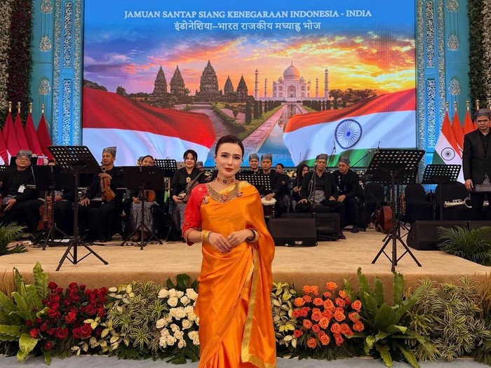 Wika Salim bernyanyi di Istana Kepresidenan RI dalam jamuan kenegaraan kunjungan Perdana Menteri India.