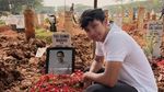 Pesinetron Arie Nugroho Berduka Ayah Meninggal Dunia