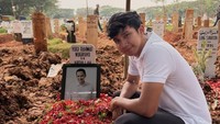 Maaf ya ayah, nggak ada foto in between, tulis Arie usai memakamkan jenazah sang ayah. Foto: Instagram Story @windyario / @ariee7