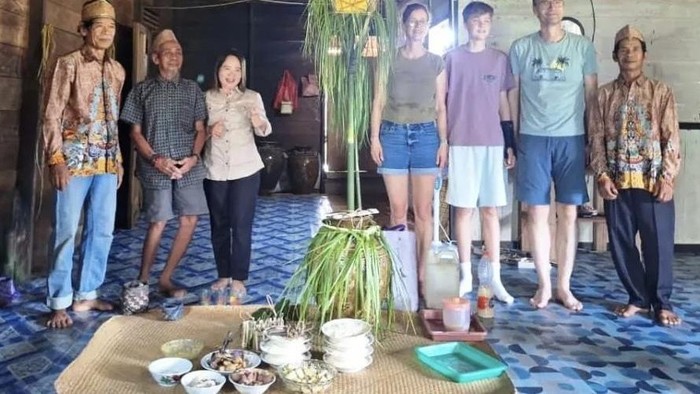 Wisatawan asal Jerman datang ke Desa Wisata Riam Tinggi untuk menyaksikan langsung ritual tersebut. (Istimewa)