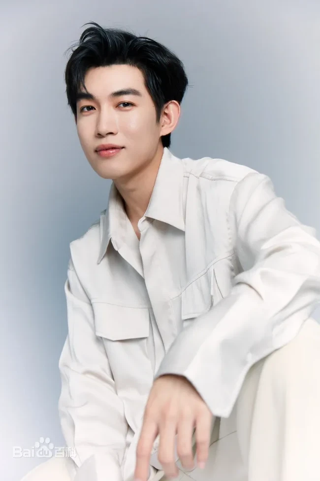 Xu Peng sempat dikenal karena perannya sebagai CEO yang arogan dalam berbagai proyek drama pendek. Sebelumnya ia pernah tampil di serial televisi namun beralih ke produksi drama pendek yang booming di 2025 atas saran para penggemar. Foto: Baidu