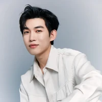 Xu Peng sempat dikenal karena perannya sebagai CEO yang arogan dalam berbagai proyek drama pendek. Sebelumnya ia pernah tampil di serial televisi namun beralih ke produksi drama pendek yang booming di 2025 atas saran para penggemar. Foto: Baidu