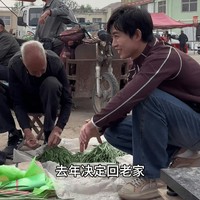 Dilansir 8days, sebagian saudaranya terkejut melihat Xu Peng kembali ke rumah menjual sayuran. Sejumlah penggemar juga sering datang ke pasar untuk melihat dan berfoto dengannya. Meski begitu, Xu Peng disebut tetap tenang dan percaya diri. Foto: Weibo