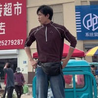 Di kampung halaman, Xu Peng bekerja di pasar lokal, membantu kakeknya menjual sayuran. Dari berakting di depan kamera, kini ia mengendarai kendaraan listrik keluarga ke tempat kerja di mana ia berdiri di bawah terik matahari menjual hasil panen keluarga. Foto: Weibo