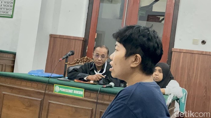 Yenny Dwi Jayanti, kakak kandung wanita peroboh rumah dinas Bea Cukai saat menyampaikan keterangan sebagai saksi meringankan.