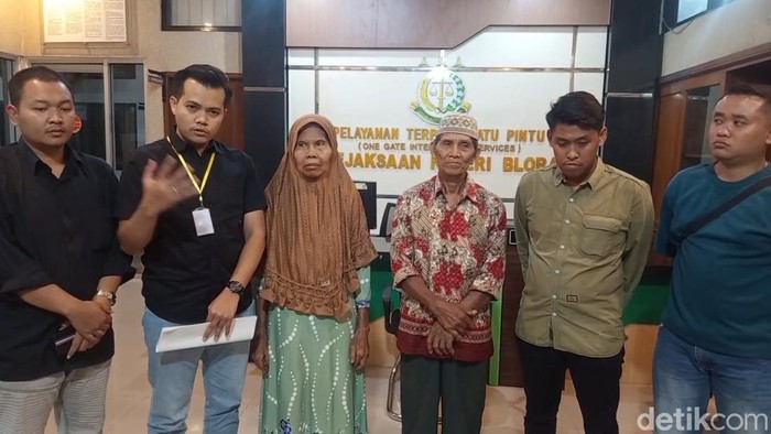 Kuasa Hukum Sujimah dan Pandi, Agung Handi Sejahtera memberikan keterangan kepada awak media di Kejaksaan Negeri Blora seusai pertemuan dengan pihak pelapor.