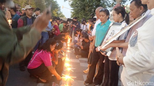 Suasana aksi di depan gedung DPRD NTT, Kamis (9/7/2026).