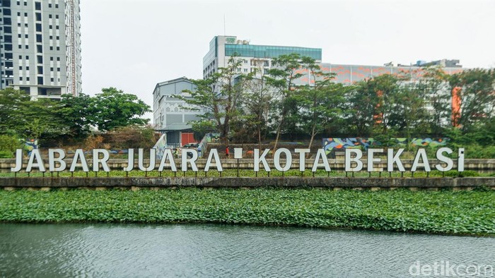 Suasana Taman Tarum Bhagasasi di bantaran Kalimalang, Kota Bekasi, mulai berubah. Sejumlah alat berat dikerahkan untuk melakukan penataan kawasan yang beberapa tahun terakhir mengalami penurunan kondisi. Revitalisasi ini menjadi langkah awal mengembalikan wajah kawasan yang sempat dijuluki sebagai 
