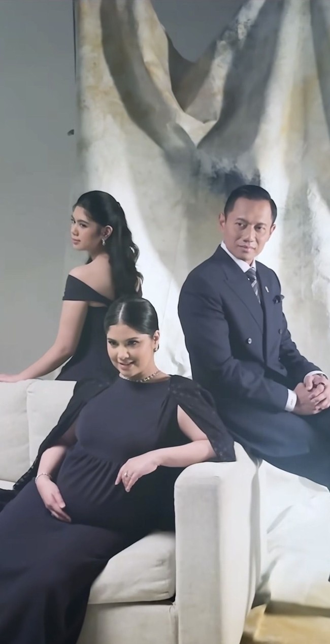 Agus juga membagikan foto-foto maternity istrinya yang belum pernah dibagikan sebelumnya. Dalam salah satu foto tampak Agus bersama Annisa dan putri mereka kompak kenakan busana berwarna hitam. Foto: Instagram/@annisayudhoyono