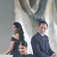 Agus juga membagikan foto-foto maternity istrinya yang belum pernah dibagikan sebelumnya. Dalam salah satu foto tampak Agus bersama Annisa dan putri mereka kompak kenakan busana berwarna hitam. Foto: Instagram/@annisayudhoyono