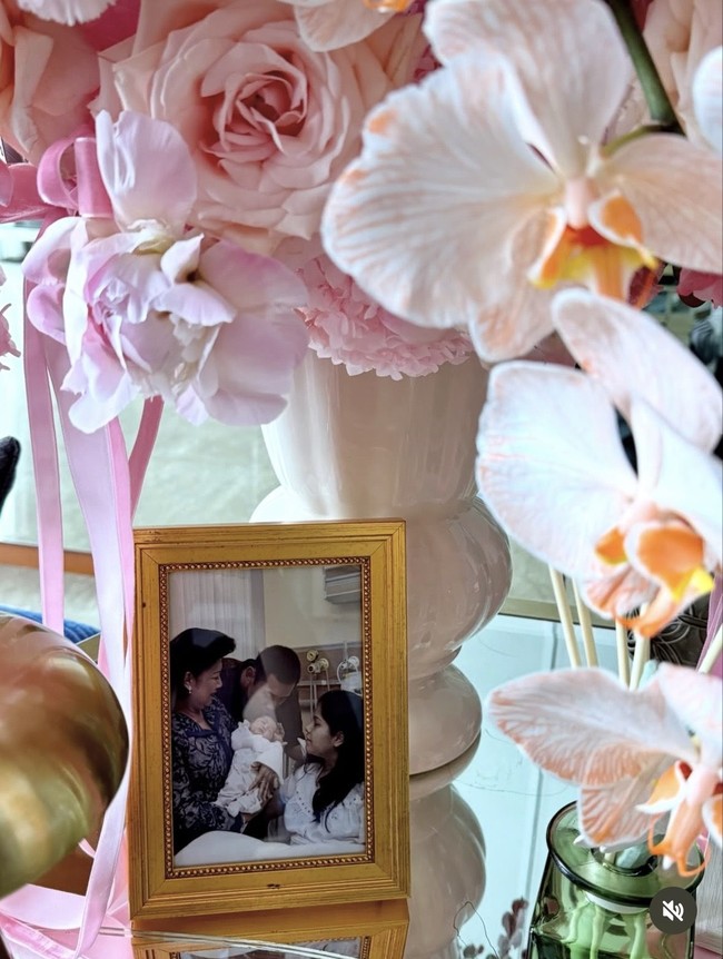 Terbaru, Annisa membagikan foto bunga pink pemberian Agus di hari anniversary pernikahan mereka. Di bawah vas bunga tersebut terdapat foto Agus bersama Ani Yudhoyono, Annisa dan putra kecil mereka. Namun kali ini wajah Arjuna tak lagi ditutupi. Foto: Instagram/@annisayudhoyono