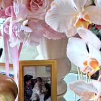 Terbaru, Annisa membagikan foto bunga pink pemberian Agus di hari anniversary pernikahan mereka. Di bawah vas bunga tersebut terdapat foto Agus bersama Ani Yudhoyono, Annisa dan putra kecil mereka. Namun kali ini wajah Arjuna tak lagi ditutupi. Foto: Instagram/@annisayudhoyono