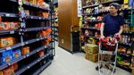 Warga Berburu Bahan Pangan Antisipasi Taifun Bavi Taiwan