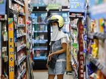 Warga Berburu Bahan Pangan Antisipasi Taifun Bavi Taiwan